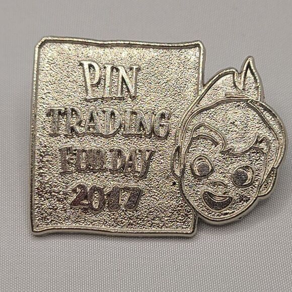 Disney Shanghai Resort 2017 Pin Trading Fun Day Official Pin - Picture 1 of 5